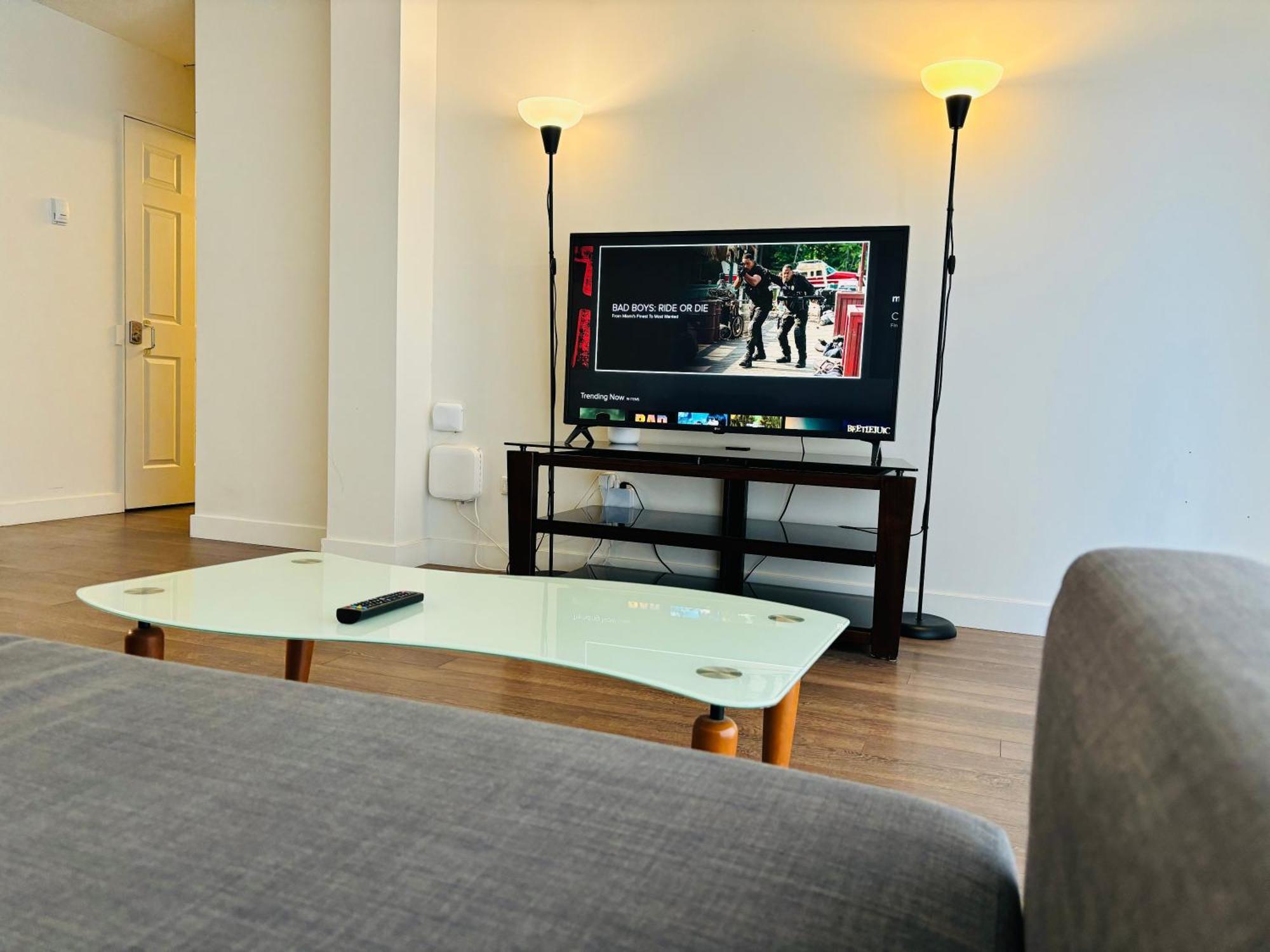 7Th Floor 1 Bedroom Condo With Parking Calgary Exterior photo